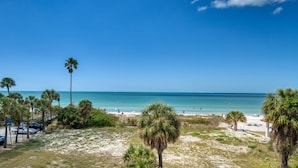 A beach with palm trees, a clear sky, and a calm sea. - ♥ BEACH CONDO ♥ NEW ♥ SLEEPS 10 ♥ 3 BD 2.5 BA ♥ U4 (Indian Rocks Beach)