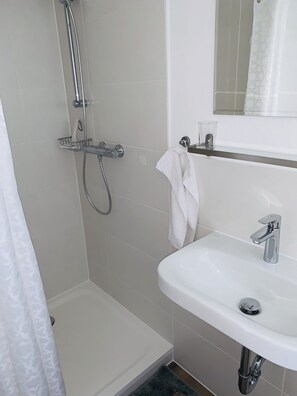 Dusche, Haartrockner, Handtücher