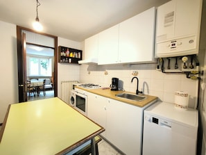 Apartamento | Cozinha privada | Geladeira grande, fogão, cooktop, máquina de café expresso