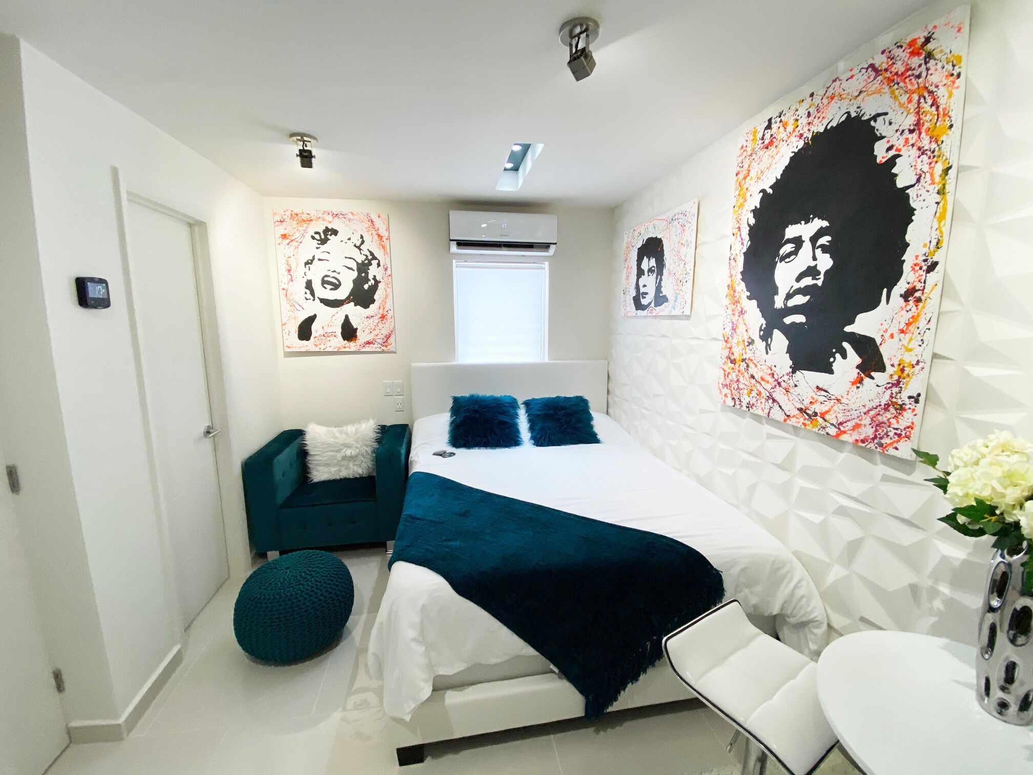 Small Studio Downtown Hollywood Queen Bed LUX 23