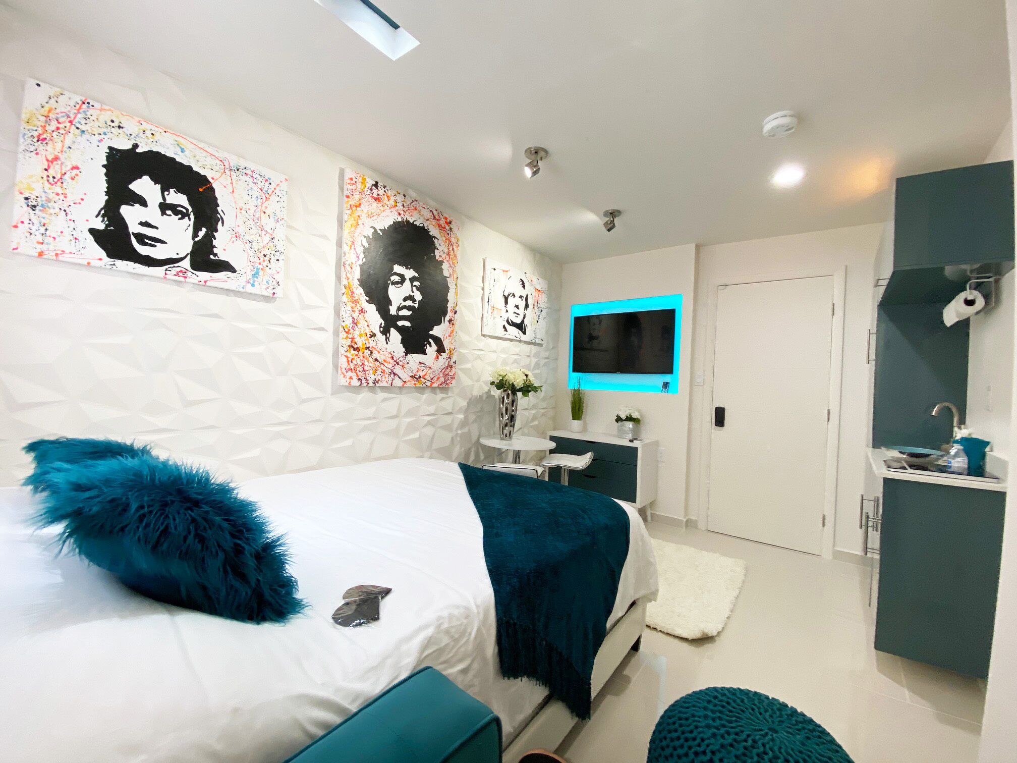 Small Studio Downtown Hollywood Queen Bed LUX 23