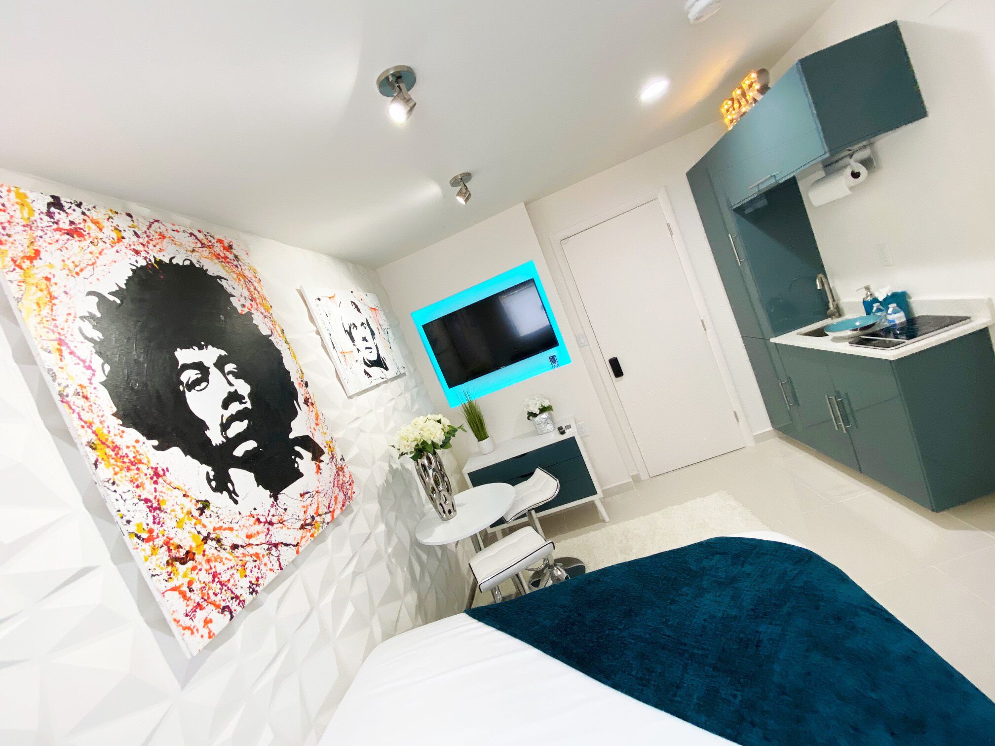 Small Studio Downtown Hollywood Queen Bed LUX 23