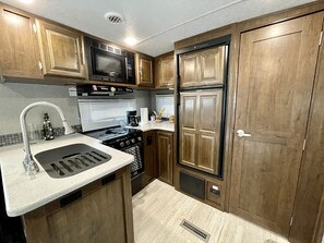 Réfrigérateur, micro-ondes, four, plaque de cuisson