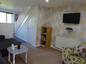 TV, DVD player, books, offices - 2 Bedroom Holiday Home (Newquay)