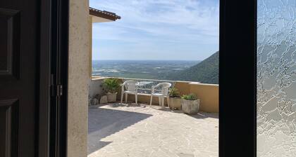 Giusy's house, sun and relaxation in the panoramic veranda on the Agro Pontino