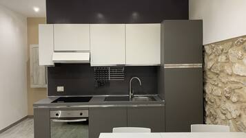 Frigorifero, forno, piano cottura, lavastoviglie