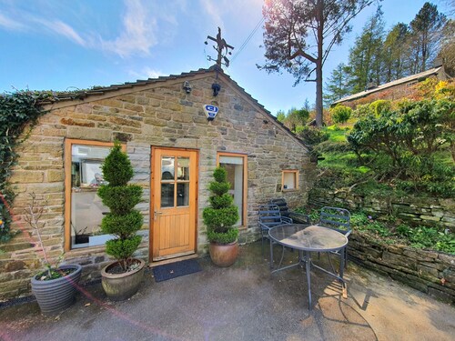 Rural Peak District Retreat - 
Single level, one bedroom annex
Dogs welcome