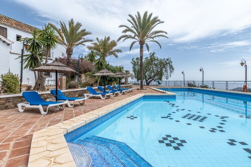 Bougainvillea Self Catering Accommodation With Fabulous Views and Enormous Pool