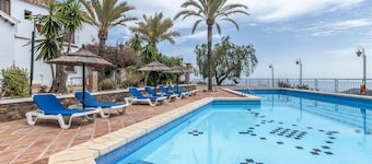Bougainvillea Self Catering Accommodation With Fabulous Views and Enormous Pool