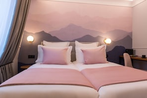 Quarto duplo superior, sacada | Roupas de cama premium, camas com colchões pillow-top, frigobar