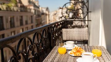 Ropa de cama de alta calidad, camas con pillow-top y minibar