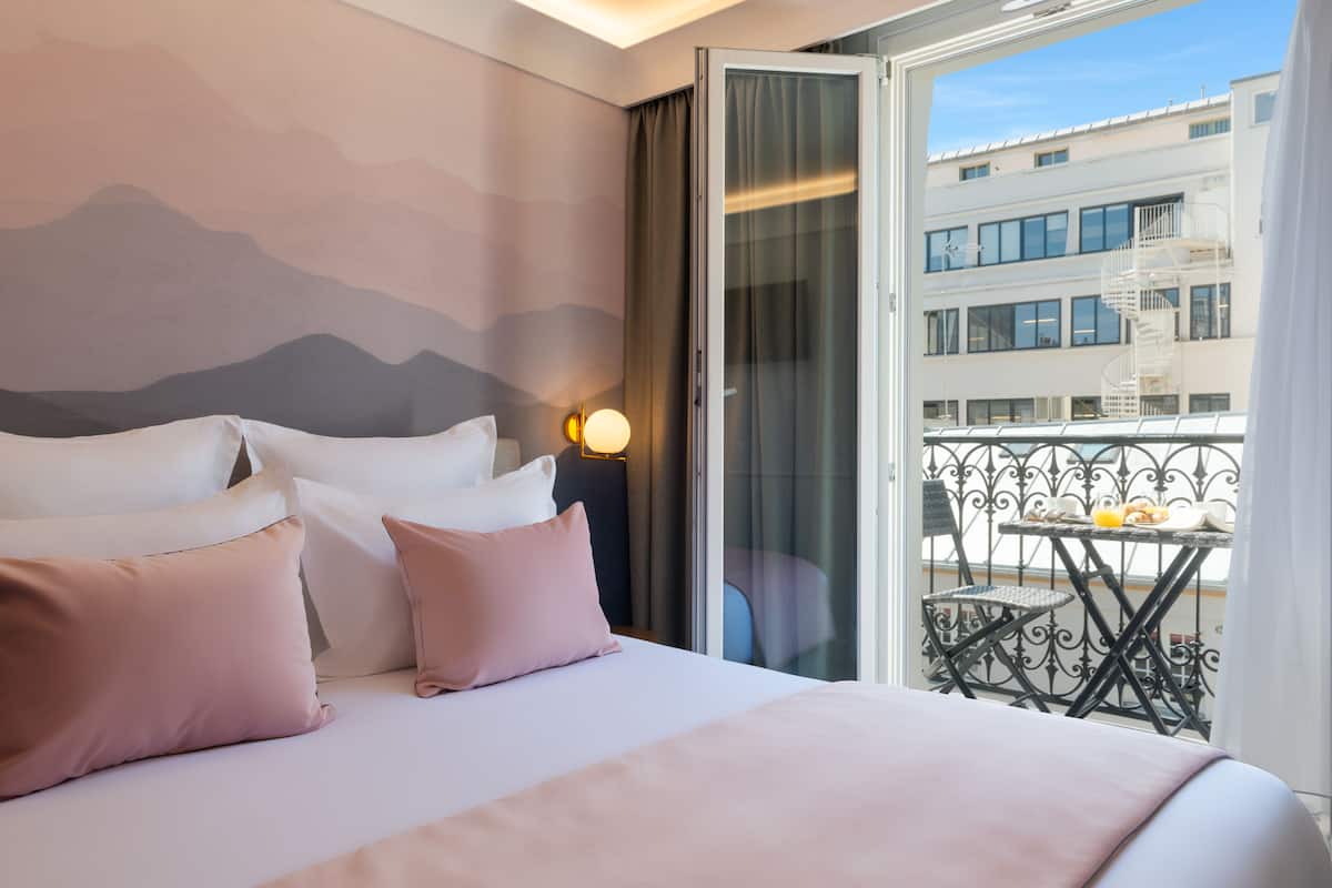 Luxe beddengoed, pillowtop-bedden, een minibar, een kluis op de kamer
