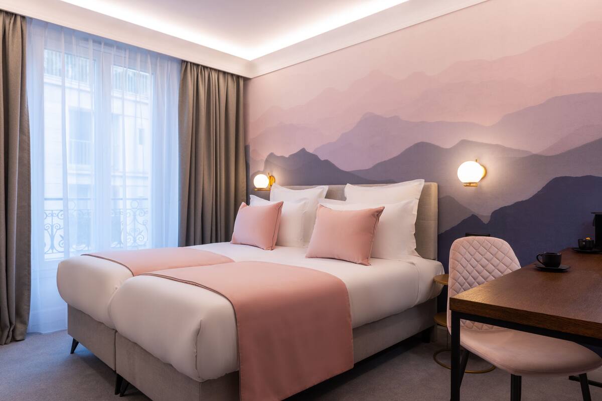 Phòng 2 giường đơn Superior, ban công | Bộ đồ giường cao cấp, nệm có lớp đệm bông, minibar 