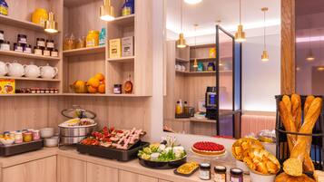 Desayuno buffet diario (EUR 17 por persona)