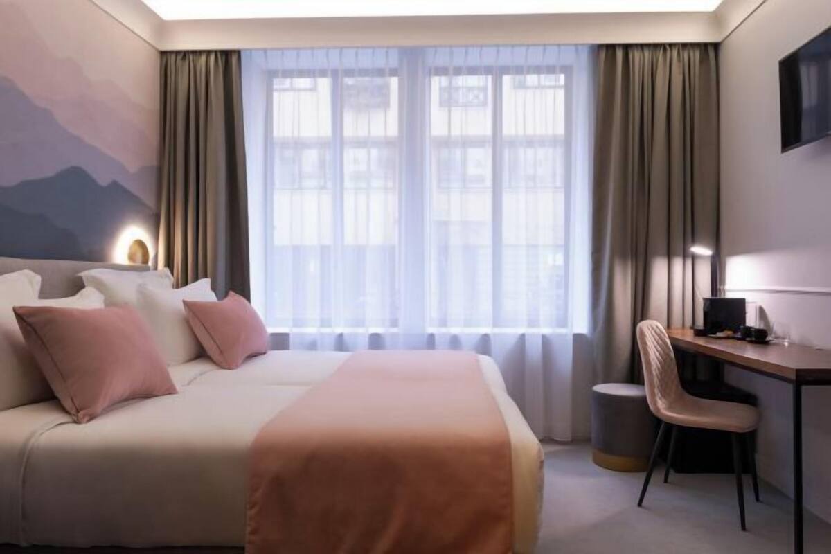 Bộ đồ giường cao cấp, nệm có lớp đệm bông, minibar 
