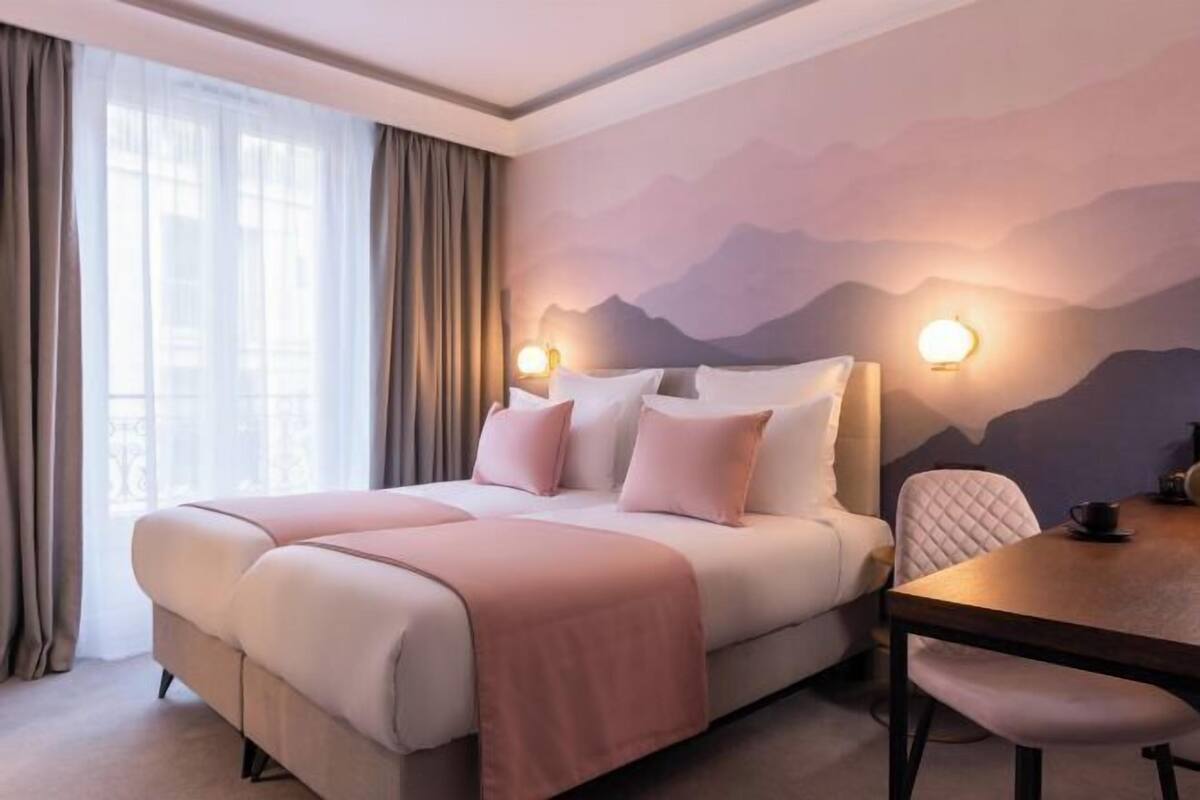 Bộ đồ giường cao cấp, nệm có lớp đệm bông, minibar 