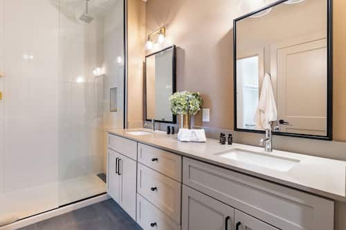 4BDR Suite | Bathroom | Designer toiletries, hair dryer, towels