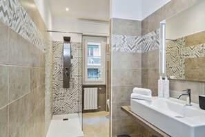 Shower, hair dryer, towels