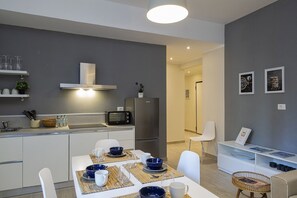 Fridge, oven, dishwasher, coffee/tea maker