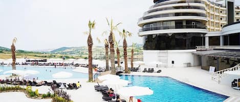 Indoor pool, seasonal outdoor pool, free cabanas, pool umbrellas