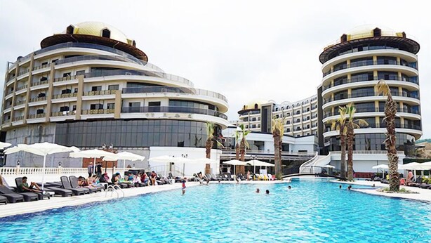 A hotel with a large pool area, multiple floors, and a modern architectural design. - Terma City Hotel (Termal)