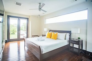 4 bedrooms, desk, iron/ironing board, free WiFi - Charming Modern Home - Close to everything DT, UT! (Austin)