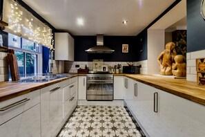 ثلاجة، ميكروويف، فرن، موقد طهي مسطح