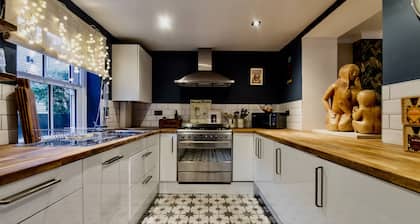 Boho West End Townhouse 6 Bed 6 Bath Sleeps 10