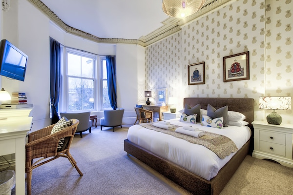 6 slaapkamers, een bureau, een strijkplank/strijkijzer, reisbedje