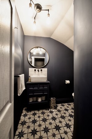 تجهيزات دش، مجففات شعر، مناشف، صابون