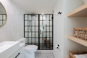 Combined shower/bathtub, towels