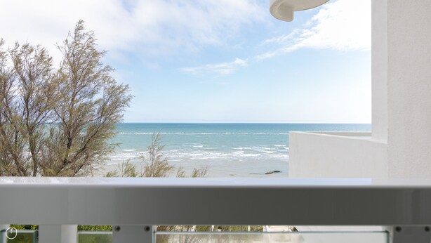 A balcony with a view of the ocean and beach. - Rivazzurra Homes - 13 (Termoli)