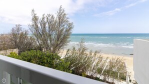 A balcony with a view of the beach and ocean. - Rivazzurra Homes - 13 (Termoli)