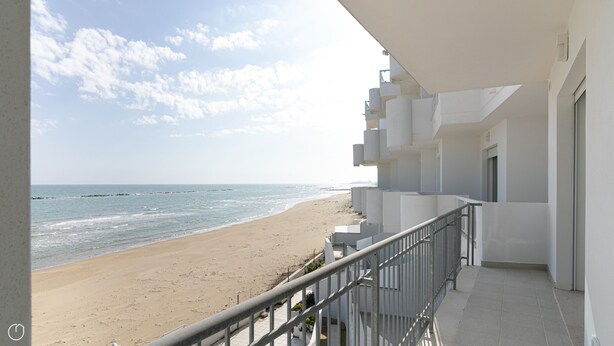 A balcony with a view of a sandy beach and the ocean. - Rivazzurra Homes - 20 (Termoli)