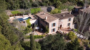 A two-story stone house with a swimming pool, outdoor seating, and a stone wall surrounding the property. - TRADITIONAL  HOUSE. IDEAL FOR FAMILY. PRIVATE  POOL. WIFI WITH FIBER. A/C (Deià)
