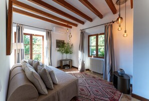 4 bedrooms, in-room safe, desk, iron/ironing board
