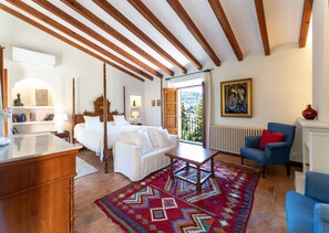 4 chambres, coffres-forts dans les chambres, bureau