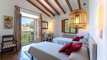 4 bedrooms, in-room safe, desk, iron/ironing board