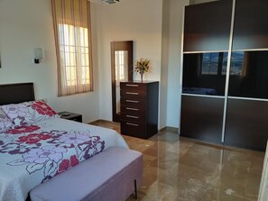 4 bedrooms, desk, free WiFi, bed sheets