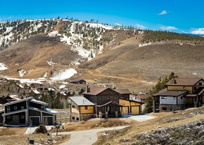 A residential area with modern houses, a clear sky, and a mountainous backdrop. - Lone Eagle Chalet at Granby Ranch - With Hot Tub! (Granby)