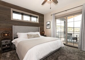 4 bedrooms, iron/ironing board, travel cot, free WiFi - Lone Eagle Chalet at Granby Ranch - With Hot Tub! (Granby)