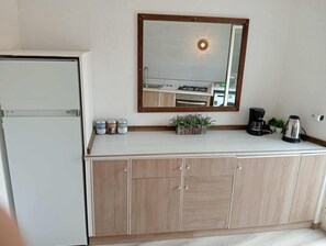 Kühlschrank, Ofen, Herdplatte, Wasserkocher mit Kaffee-/Teezubehör