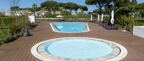 Een buitenzwembad, een verwarmd zwembad