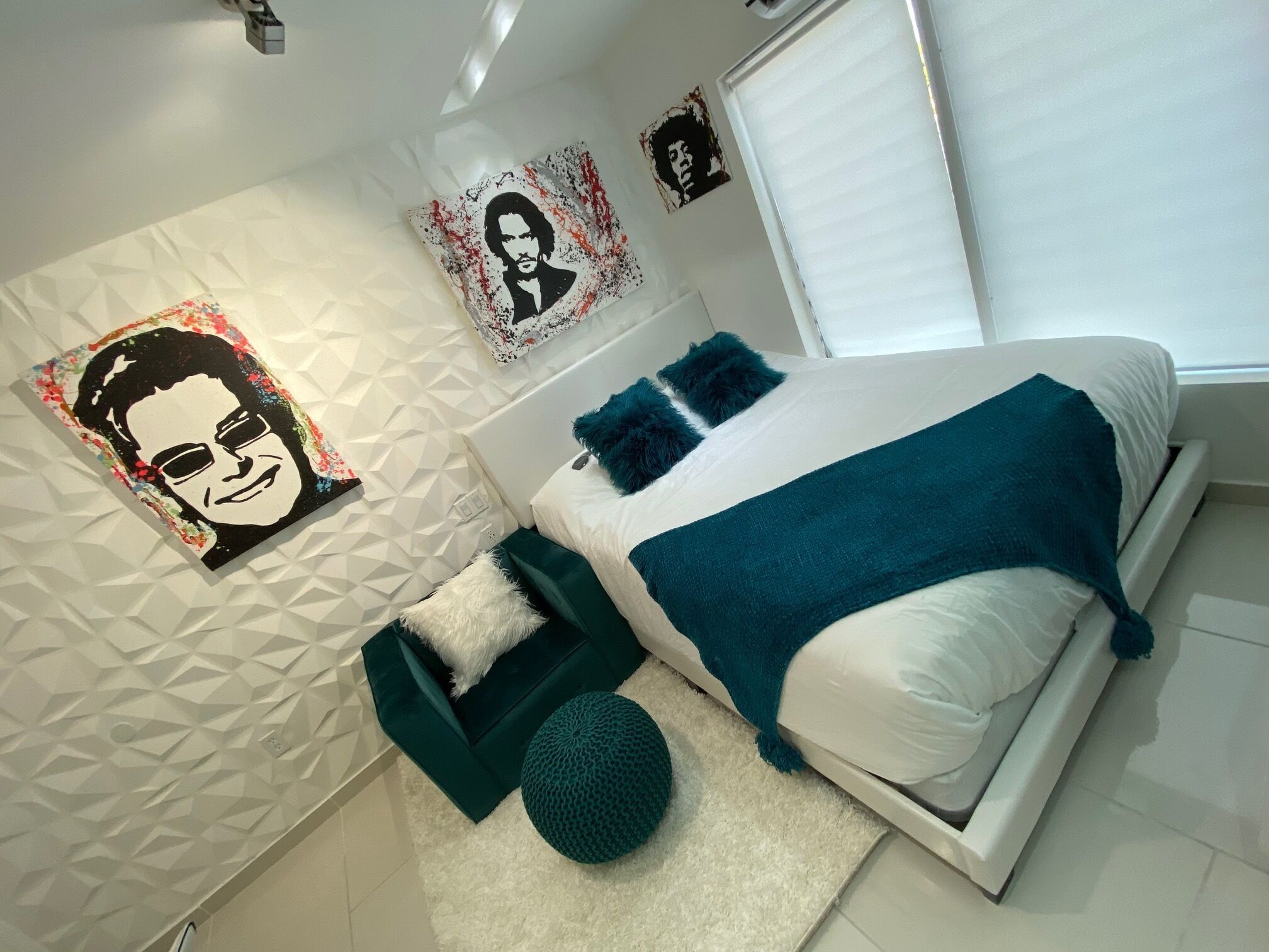 Small Studio Downtown Hollywood Queen Bed LUX 25