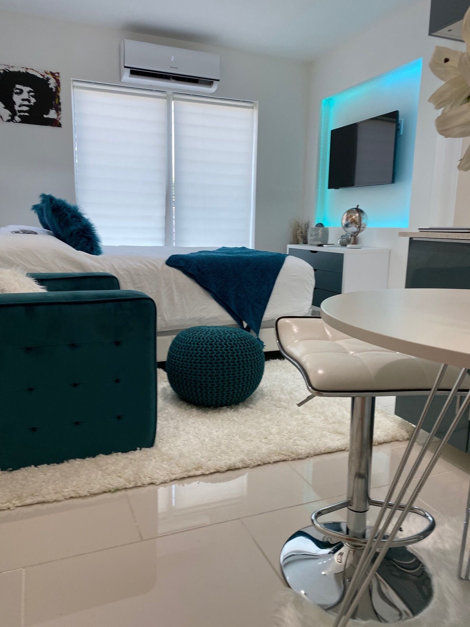 Small Studio Downtown Hollywood Queen Bed LUX 25