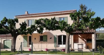Provencal villa with swimming pool, parking, for 6 to 8 people of 130 M².