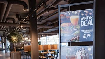 Desayuno buffet diario (EUR 13.50 por persona)