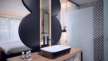 Shower, rainfall showerhead, free toiletries, hair dryer