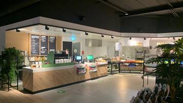 Petit déjeuner buffet (13.50 EUR par personne)