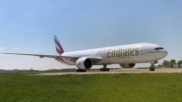 Un aereo Emirates sul piazzale di rullaggio.